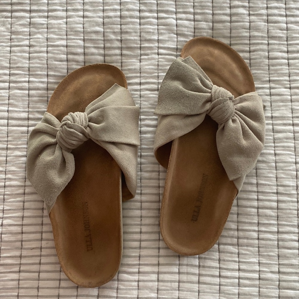Ulla Johnson suede bow sandals “Ingrid slide” in Taupe